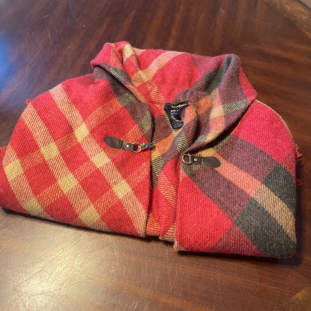 Modena red plaid shawl w/vegan leather & fo-gold clasp. 100%Acrylic 1sz fits all - Picture 2 of 5